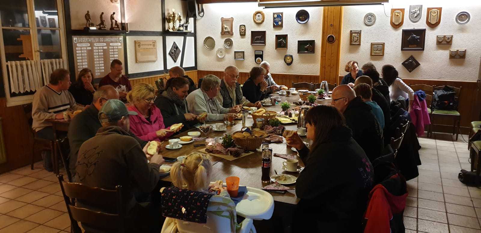 Gemeinsames Frühstück mit dem Leistungsrichter (LR) Helmut Nießen (Mitte)
